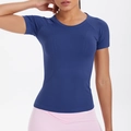Détail du t-shirt de sport bleu marine montrant la texture jacquard et les manches raglan - Bleu foncé