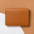 Cartera pequeña de cuero color canela con grano lichi fino y costuras de alta calidad - Marrón Oscuro