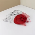 Elegante cappello pillbox in feltro rosso con velo nero e decorazioni floreali - Rosso - Con Clip