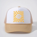 Verstelbare beige truckerpet met gele geruite smiley-opdruk en touwdetail op de klep - Eén maat / Khaki
