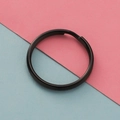 Dettaglio dell'anello portachiavi piatto in acciaio inossidabile nero opaco 1,5x25 mm - Nero