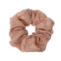 Détail du chouchou champagne marron clair avec texture rayée sur fond blanc pur - Kaki