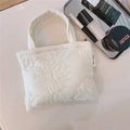 Dettaglio della borsa trapuntata bianca con ricamo floreale ed etichetta simple wish - Stile Floreale 3D