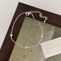 Detail of silver chain bracelet with zircon-encrusted flower charms and lobster clasp - Clover Bracelet / Silver White