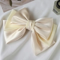 Détail des couches de satin champagne et organza sur la grande pince à cheveux nœud - Avec pince / Beige