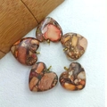Set de cinco colgantes de piedra multicolor en forma de corazón con bucles de metal dorado - Naranja Cobre Dorado