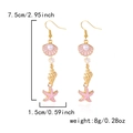 Vue détaillée des boucles d'oreilles étoile de mer rose et coquillages avec dimensions - Étoile de mer rose coquillage
