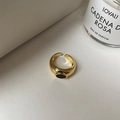 Anillo ajustable de latón bañado en oro con circón ovalado negro en fondo blanco - Talla única / Oro Circonita Negra