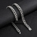 Primer plano de cadenas cubanas plateadas con cierre de caja CNC de diamantes en negro - Collar 76cm / Color Acero