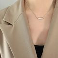 Minimalistische silberne Halskette mit gebogenem Stab und eleganter Schlangenkette - Stahlfarbener Unregelmäßiger Stil (P679)