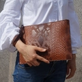 Braune PU-Leder-Umschlagtasche mit 3D-Schlangenmuster und Handgelenkschlaufe von Model - Dunkelbraun