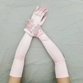 Dettaglio guanti lunghi in raso rosa che mostrano la texture liscia e la lucentezza elegante - Taglia unica / Rosa