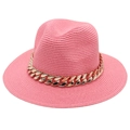 Gros plan du chapeau fedora en paille rose avec une chaîne décorative en métal doré - Chapeau de Paille à Bord Plat / Rouge pastèque