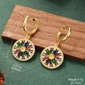 Dettaglio delle dimensioni di orecchini a stella in oro con zirconi colorati e nappe - Orecchini Pendenti Mandala a Fiore con Pietre Multicolore
