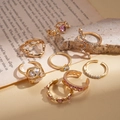 Detalle del juego de 8 anillos dorados bohemios con corazones rosas y motivos de serpiente - Dorado (Juego de 8 piezas)