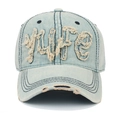 Dettaglio del ricamo sfrangiato su berretto da baseball in denim lavato con strappi - Regolabile / Applique di Lettere WIFE / Azzurro