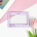 Paarse kaarthouder in sociale mediastijl met tulpendecoratie op roze achtergrond - Paars / Zonder Accessoires