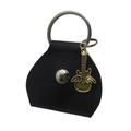 Primer plano del estuche para púas en cuero negro con colgante de guitarra dorada - Bolsa negra + colgante de guitarra alas de ángel dorado