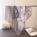 Foulard en soie élégant avec imprimés de camélias roses et chaînes avec sac blanc matelassé - Bord Violet (FG42-1)