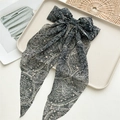 Detalle de pinza para el pelo de gasa paisley negra con cintas largas y lazo - Pinza para el pelo con lazo de cachemira / Negro