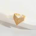 Macro-opname van een V-vormige gouden ring met zirkonia op wit geometrisch platform - V-Vorm Witte Zirkoon / Verstelbare Open Ring / Goud/Wit