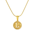 Gouden ronde gehamerde hanger ketting met wit letter L bedeltje en fijne ketting - Goud-Letter L (Slangenketting)