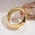 Dettaglio del bracciale geometrico dorato spesso con finitura a specchio su rilievo - Oro