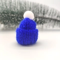 Blaue Mini-Strickmütze mit weißem Bommel für Puppen und DIY Weihnachtsdekoration - Weißer Pompon / Königsblau (Klein)