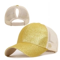 Dettaglio macro del cappellino glitterato oro con rete e apertura per coda - Taglia Adulto (Regolabile) / Giallo Oro