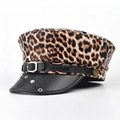 Modische Militärmütze mit Leopardenmuster, schwarzem Leder-Schirm und Silbernieten - M (56-58cm) / PU Leopard Mit Metallkette