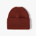 Bonnet en maille côtelée rouge rouille avec ouverture queue-de-cheval pour l'hiver - Rouge rouille