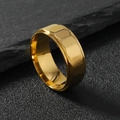 Anillo de polígono facetado minimalista de 8mm en acero inoxidable dorado con textura - US 9 / Dorado