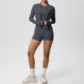 Détails de l'ensemble de yoga gris foncé 3 pièces comprenant une veste zippée avec passe-pouces - Gris Graphite