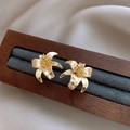 Élégantes boucles d'oreilles fleurs dorées dans un écrin en bois sur tissu blanc doux - Clous de Fleurs Texturées Compacts (19#) / Or