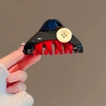 Dettaglio della molletta per capelli nera e rossa con bottoni bianchi tenuta in mano - No. 2 Nero Rosso - Artiglio a Bottone a Doppio Lato