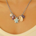 Dettaglio della collana boho con conchiglia e stella marina e corda blu indossata - Blu 4180 (Collana)