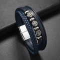 Close-up van levensboombedels op de blauwe meerlaagse gevlochten leren armband - Blauw