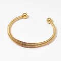 Goldenes Spiral-Armband mit Feder-Design und glatten Kugelenden für Damen, Edelstahl - Goldene Feine Federwindung (KAS1018)