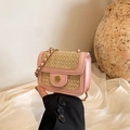 Mini-Strohbeutel in Beige mit rosa Lederklappe und goldenem Blumenverschluss - Rosa