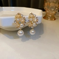 Französische Vintage-Perlenohrringe mit Goldbasis und schimmernden Strass-Fransen - Goldener Wassertropfen-Perlenstil