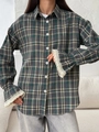 Detalle de camisa de cuadros vintage con puños de encaje y estampado retro de cuadros - S / Verde