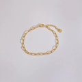 Detalle de pulsera dorada de acero inoxidable con eslabones de clip y cierre de langosta - clip cadena