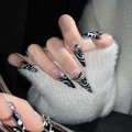 Handgemaakte Gothic Y2K stiletto kunstnagels met zebramotieven en metalen kruisen - Extra Klein (XS) / Hertog van de Roos