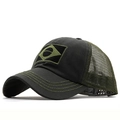 Detalle de gorra trucker de Brasil verde con malla transpirable y bordado - Ajustable / Verde Militar