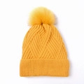 Gorro de punto amarillo jengibre con pompón de piel sintética y tejido grueso - Gorro de Punto Geométrico / Amarillo