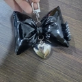 Pendentif cœur argenté et porte-clés nœud noir avec finition métallique brillante - Fermoir en Arche / Noir