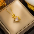 Dettaglio della collana dorata con pendente a cuore iridescente e ciondoli a stella - Bianco(8808)
