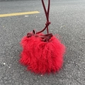 Sac seau en fausse fourrure rouge style punk Y2K avec cordon de serrage et pompons - Rouge