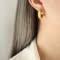 Pendientes de aro gruesos en forma de C dorados de estilo minimalista en modelo - Dorado