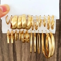 Set di orecchini a cerchio geometrici dorati con texture lisce e intrecciate in mostra - Oro KC